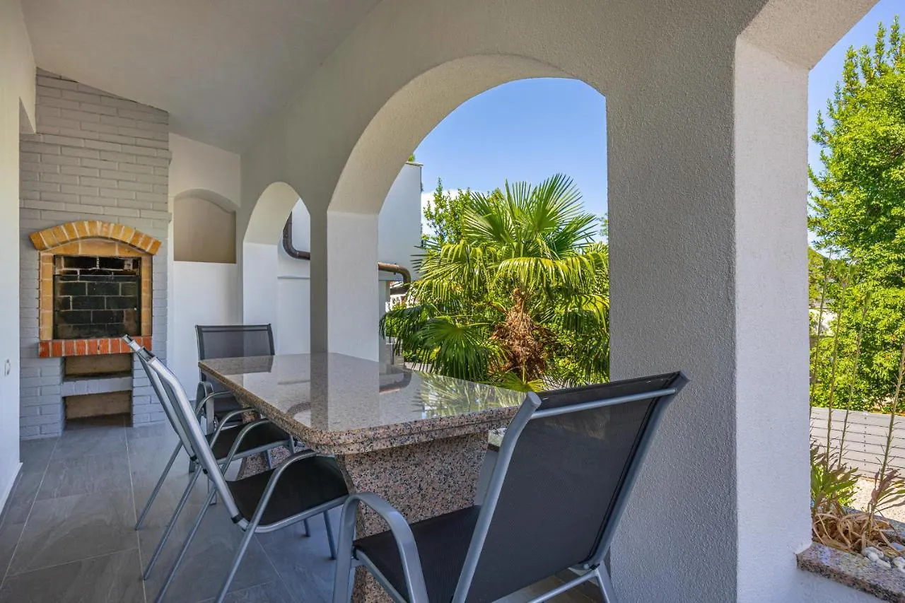 Villa Nina Malinska 150M From The Beach, Swimming Pool Vantacici