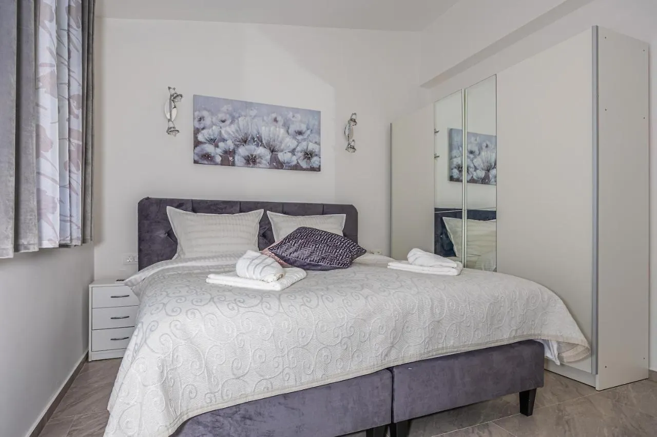 Villa Nina Malinska 150M From The Beach, Swimming Pool Vantacici