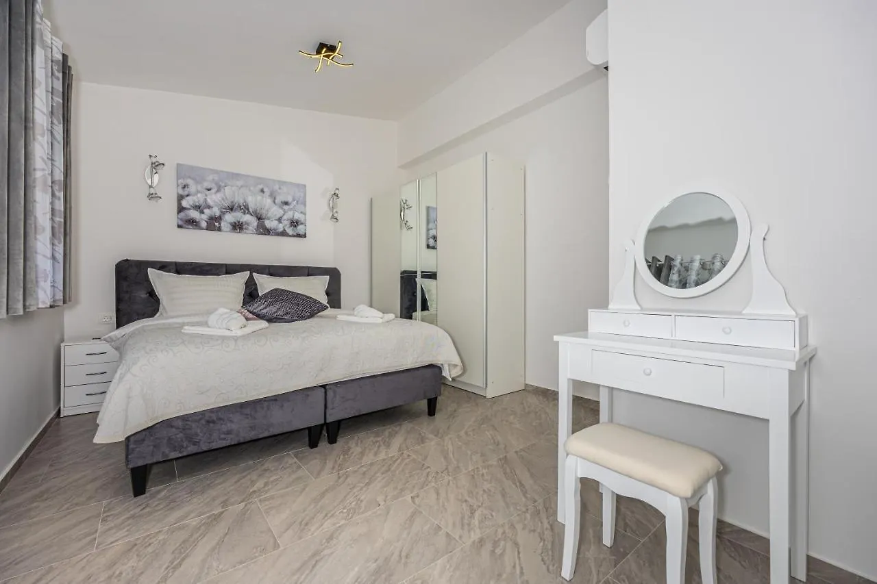 Villa Nina Malinska 150M From The Beach, Swimming Pool Vantacici