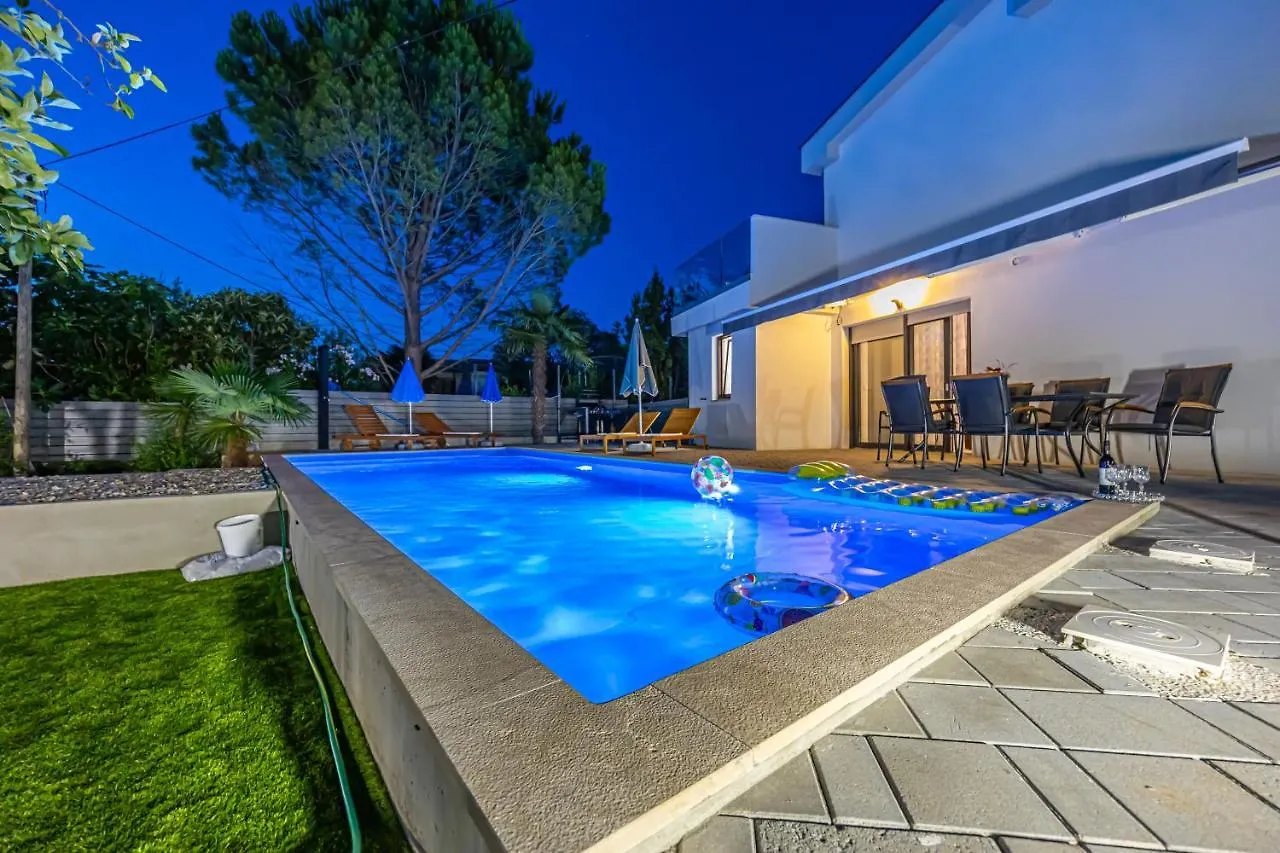 Villa Nina Malinska 150M From The Beach, Swimming Pool Vantacici