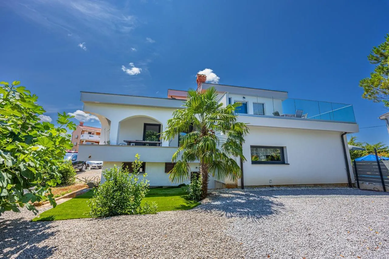 Villa Nina Malinska 150M From The Beach, Swimming Pool Vantacici